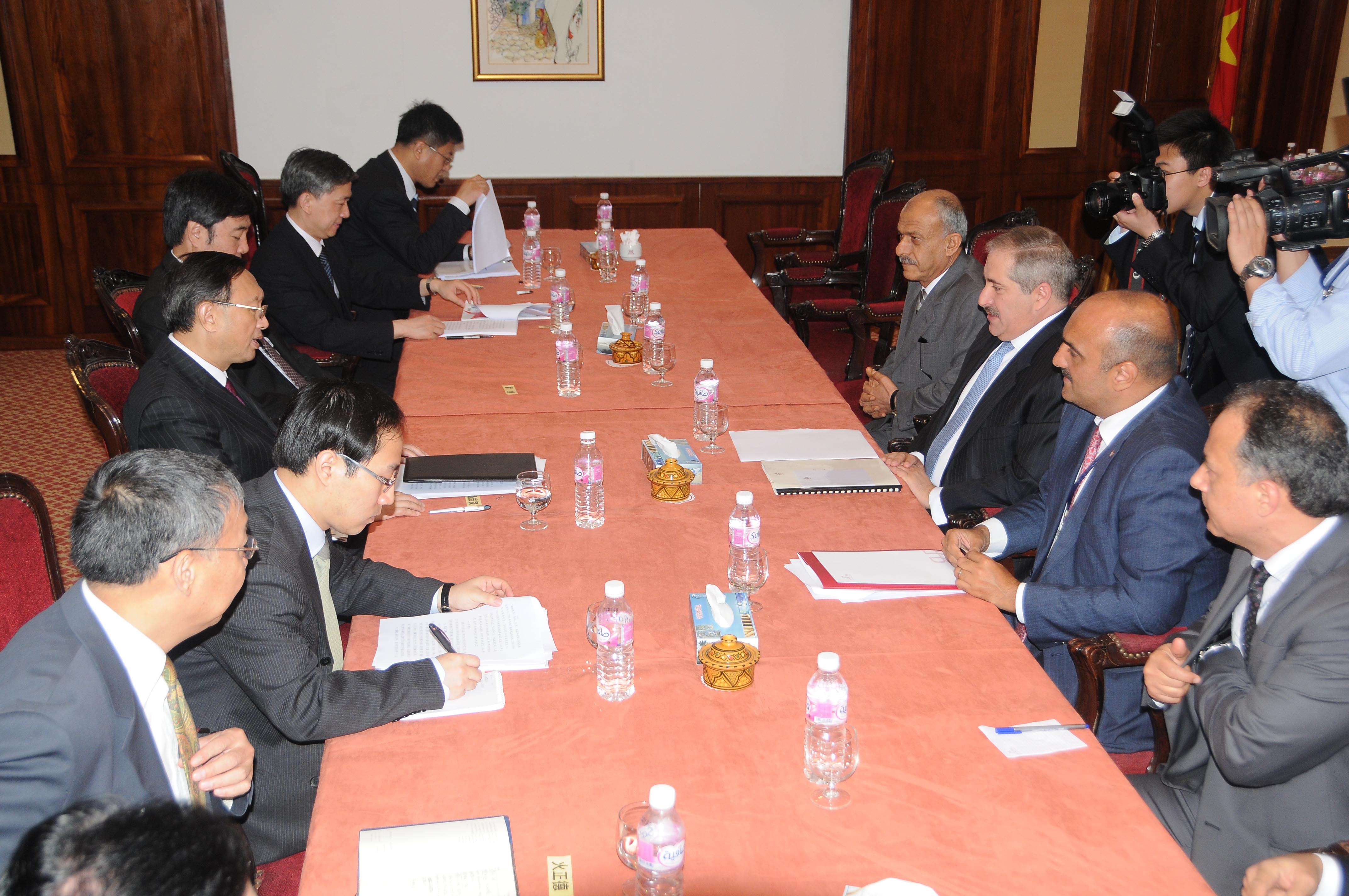 وزير الخارجية يلتقي نظيره الصيني