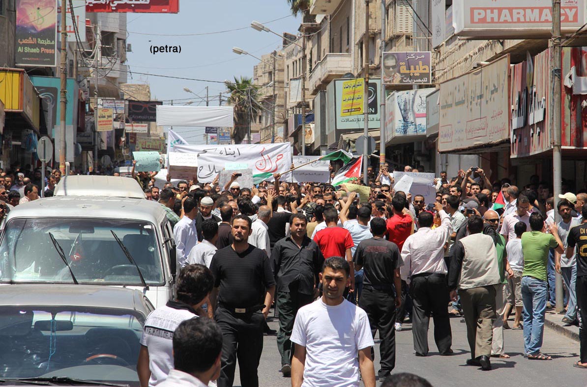 انطلاق مسيرات سلمية في تسع محافظات تطالب بالإصلاح وعدم رفع الاسعار