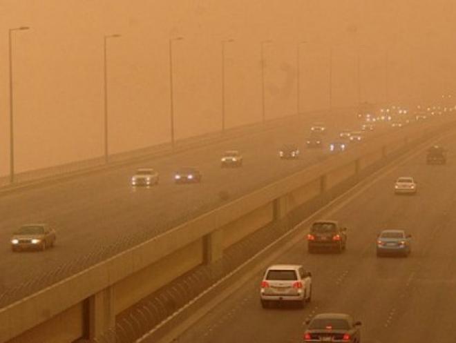 عاصفة تعلق الملاحة البحرية في الكويت