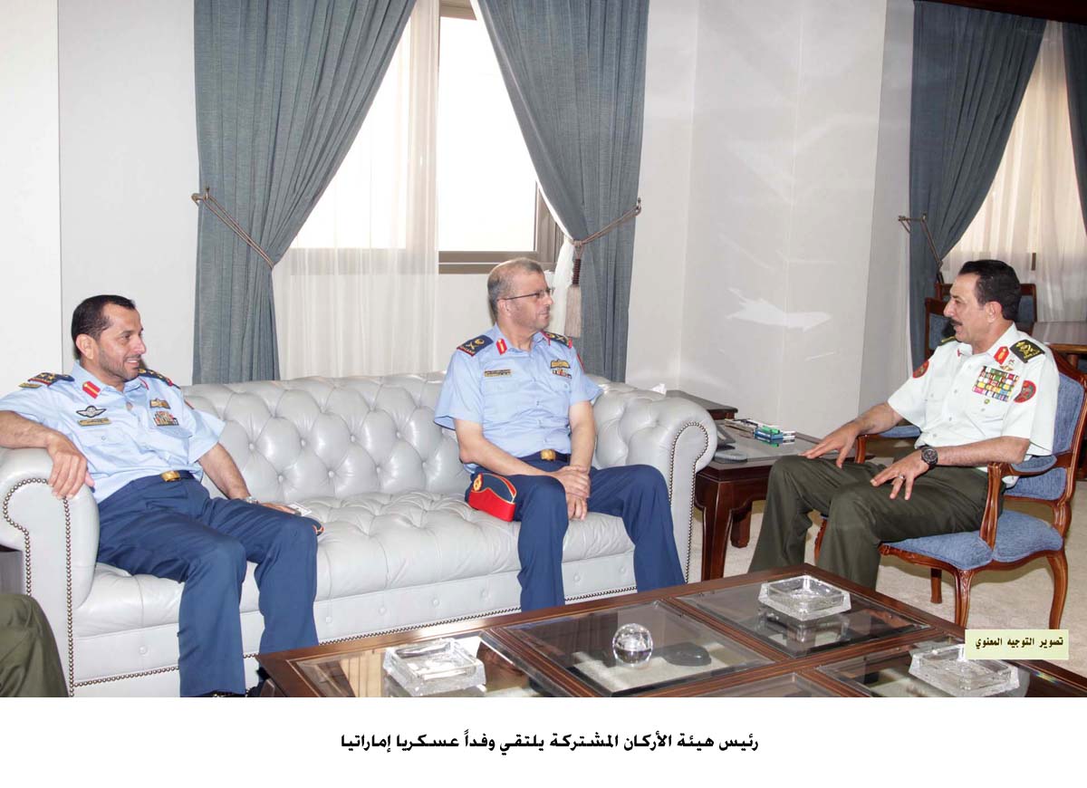 رئيس هيئة الأركان المشتركة يلتقي وفداً عسكريا إماراتيا