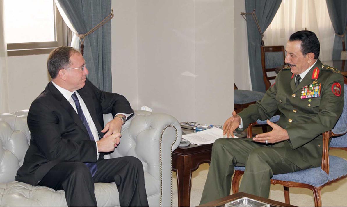 Army chief meets US military official