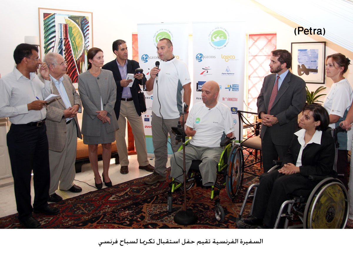 السفيرة الفرنسية تقيم حفل استقبال تكريما لسباح فرنسي