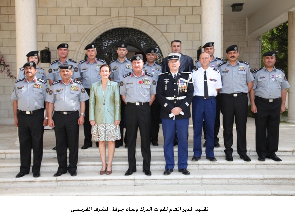 تقليد المدير العام لقوات الدرك وسام جوقة الشرف الفرنسي(مصور)