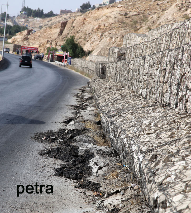 تلال وصخور متحركة تهدد حياة المواطنين في شارع اربد عمان