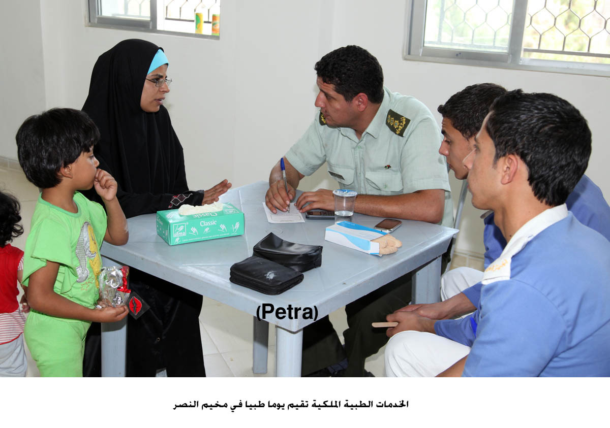 الخدمات الطبية الملكية تقيم يوما طبيا في مخيم النصر