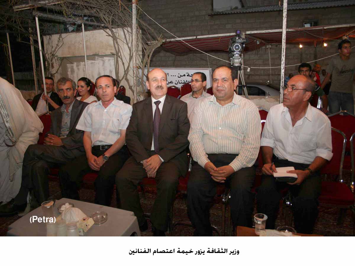 وزير الثقافة يزور خيمة اعتصام الفنانين