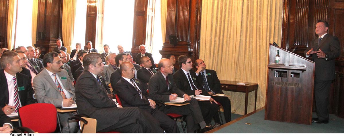 King delivers lecture at British Royal College of Defence Studies