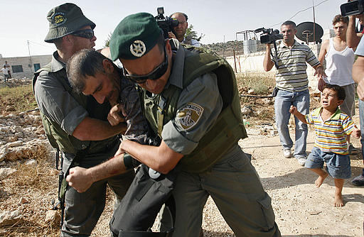 الاحتلال يعتقل 5 فلسطينيين في الضفة الغربية