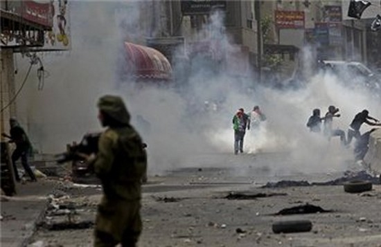 مواجهات بين الفلسطينيين وقوات الاحتلال شمالي الخليل