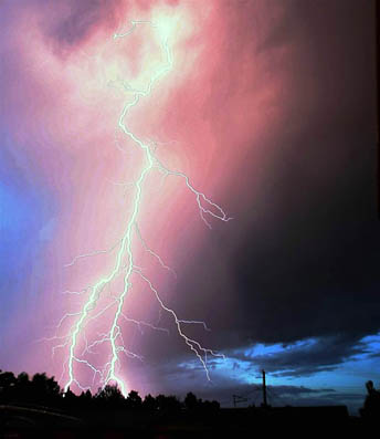 10 قتلى في عواصف رعدية باميركا