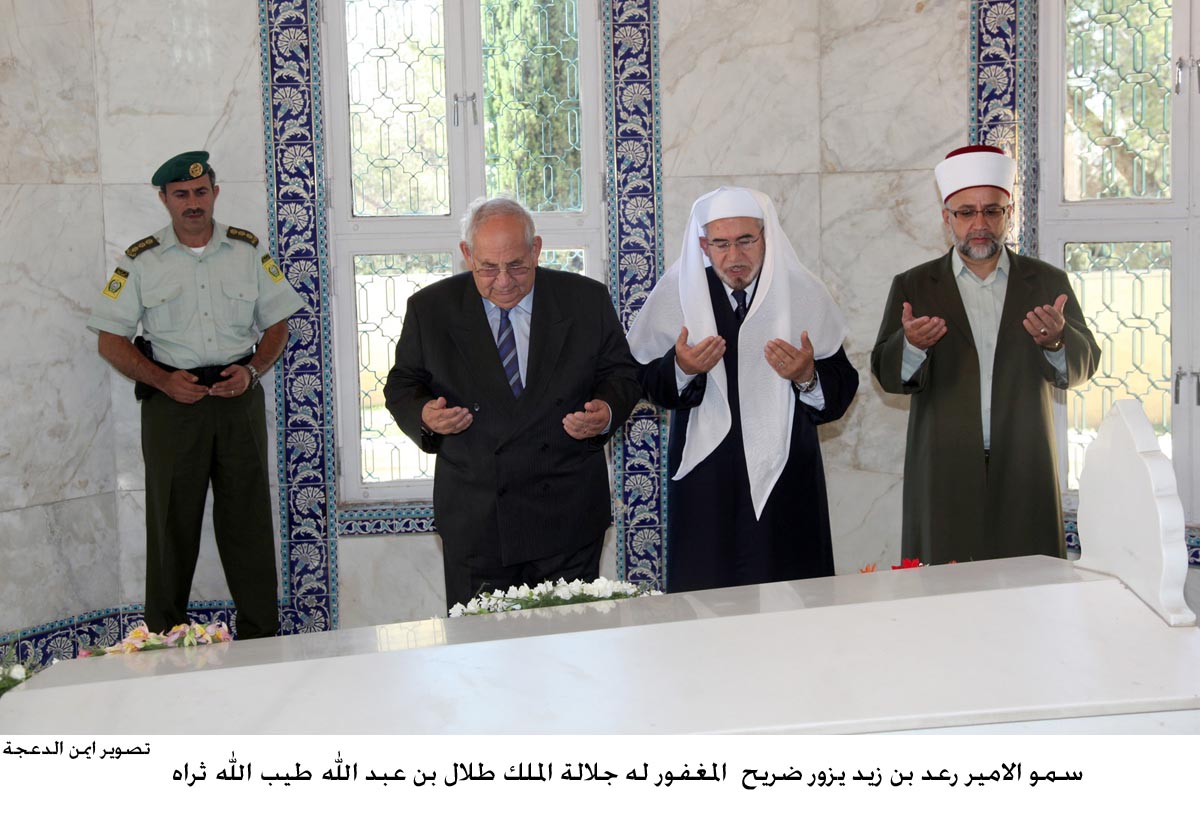 Princes, officials visit late King Talal tomb