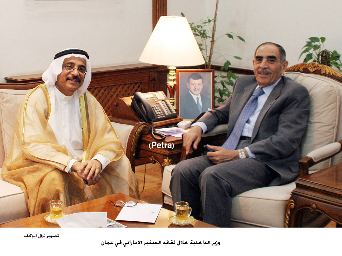 وزير الداخلية يبحث مع السفير الاماراتي علاقات التعاون