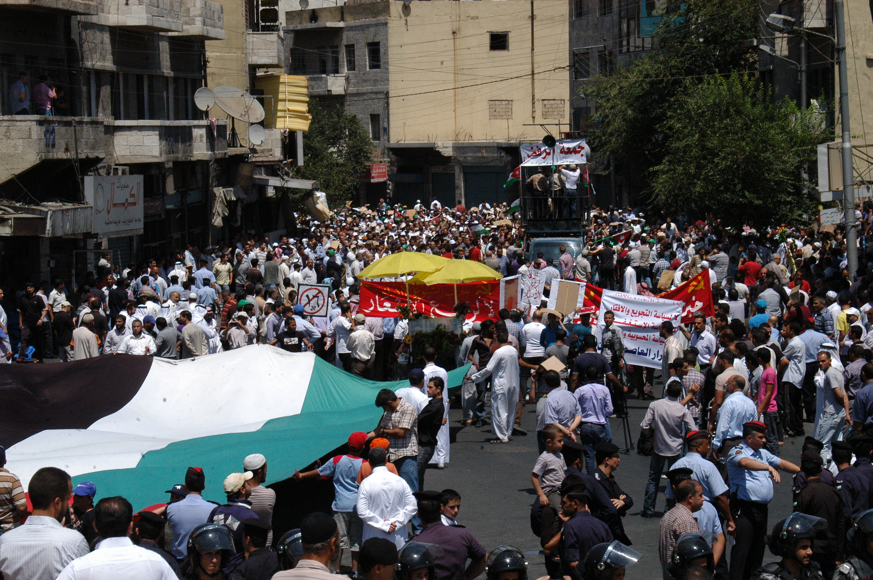 مسيرة سلمية تطالب بالإصلاح وقانون انتخابات عصري
