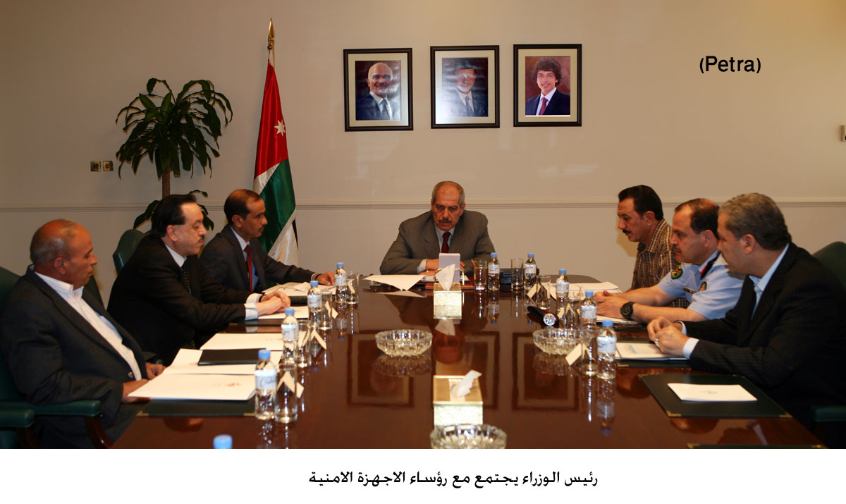 رئيس الوزراء يجتمع مع رؤساء الاجهزة الامنية