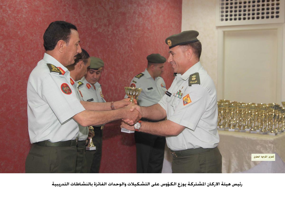 الزبن يوزع الكؤوس على التشكيلات والوحدات الفائزة بالنشاطات التدريبية