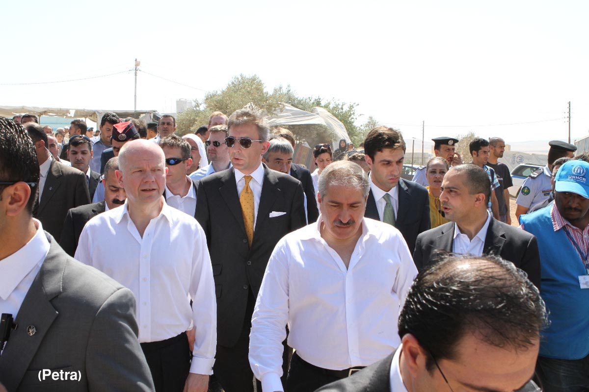 وزير الخارجية ونظيره البريطاني يزوران مخيم البشابشة للاجئين السوريين