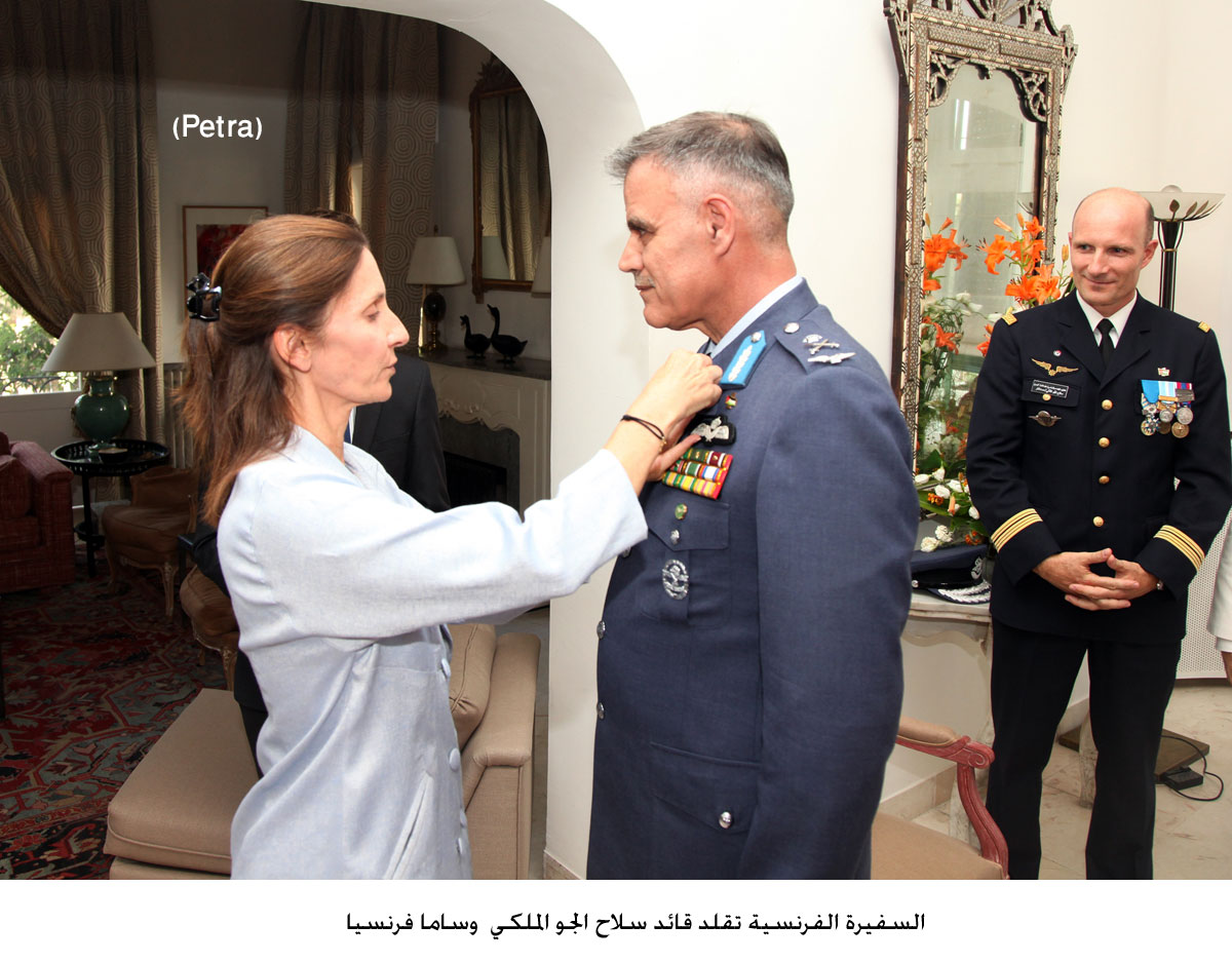 السفيرة الفرنسية تقلد قائد سلاح الجو الملكي وساما فرنسيا