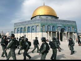 مستوطنون وضباط شرطة الاحتلال يقتحمون الاقصى