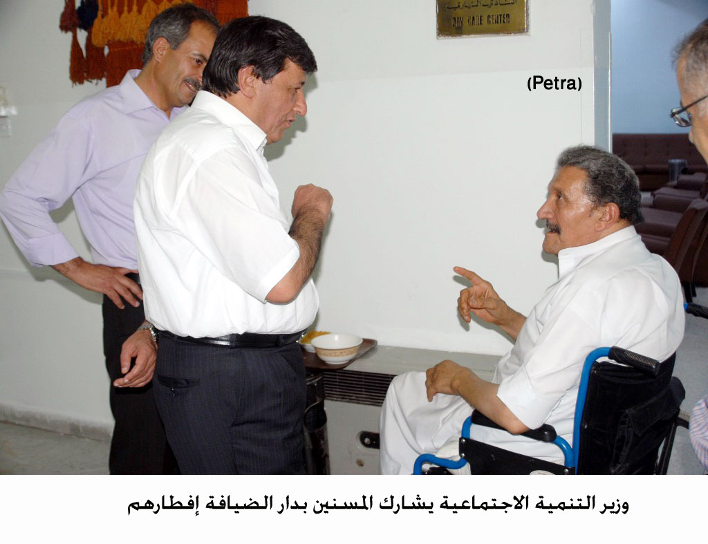 وزير التنمية الاجتماعية يشارك المسنين بدار الضيافة إفطارهم