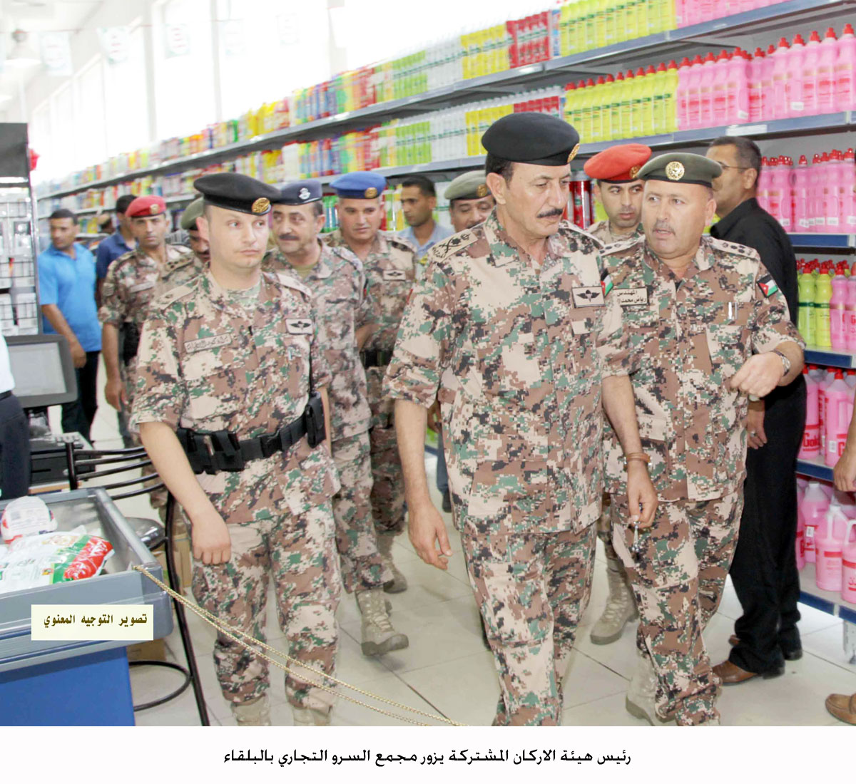 رئيس هيئة الاركان المشتركة يزور مجمع السرو التجاري بالبلقاء