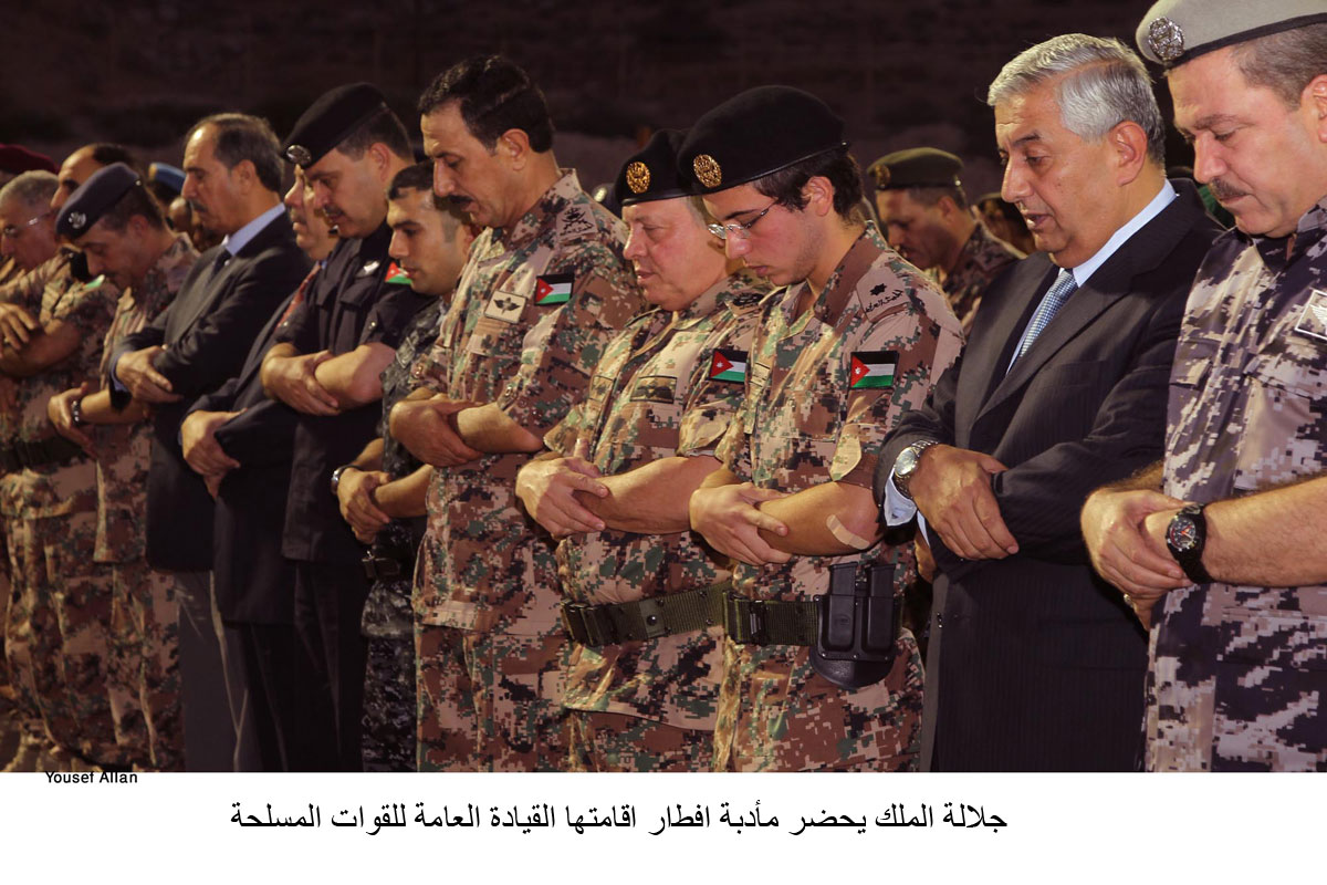 King attends Army Iftar banquet