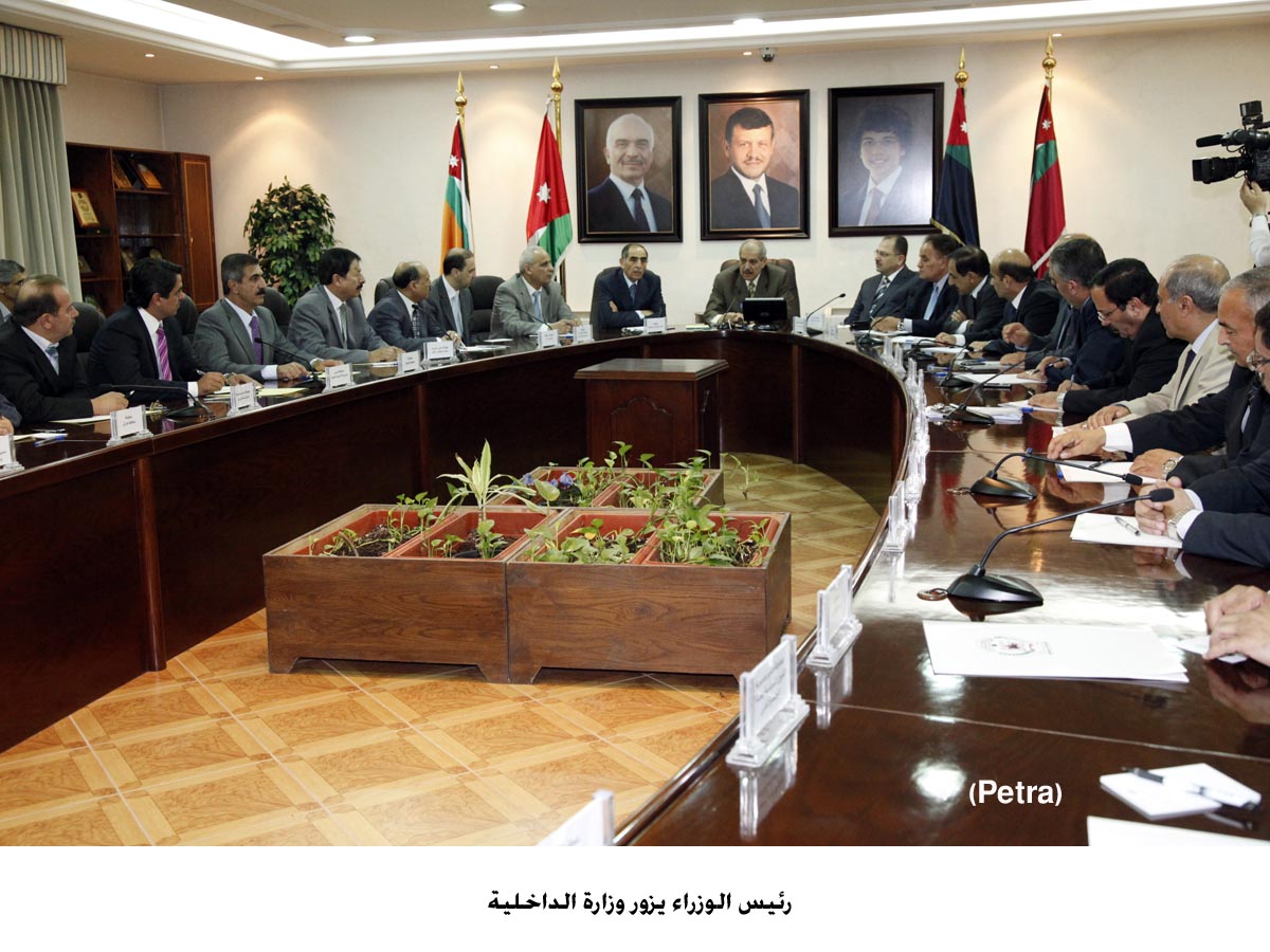 PM visits Interior Ministry, departments affiliated to it