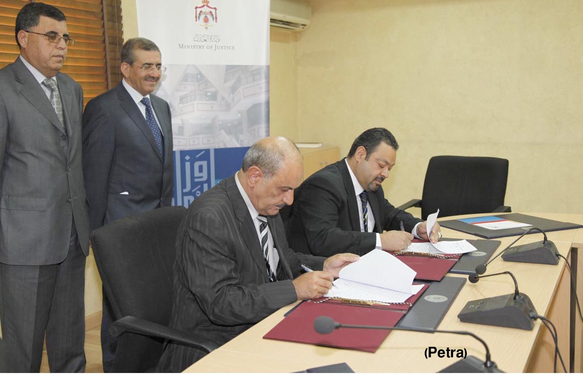 توقيع اتفاقية بين وزارة العدل وشركة البريد الأردني