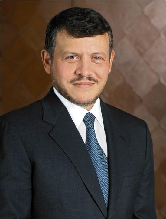 الملك يؤدي مناسك العمرة في مكة المكرمة