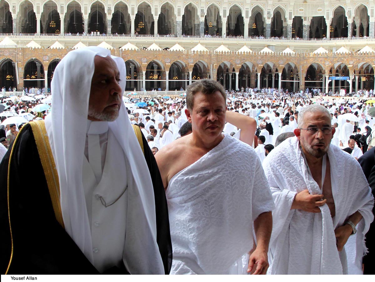 الملك يؤدي مناسك العمرة في مكة المكرمة