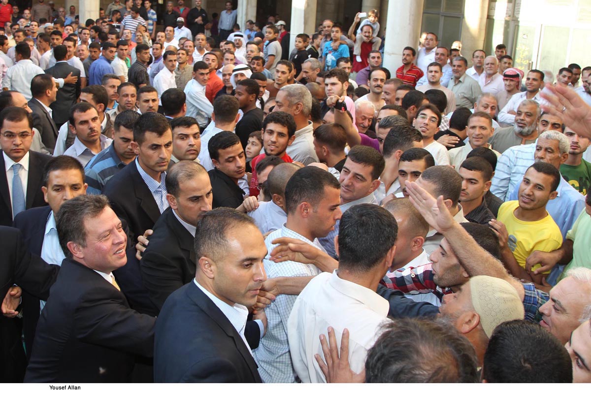 الملك يشارك المصلين تأدية صلاة عيد الفطر في المسجد الحسيني بعمان