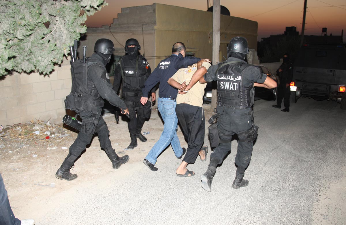 القبض على ثلاثة أشخاص مصنفين خطيرين جداً