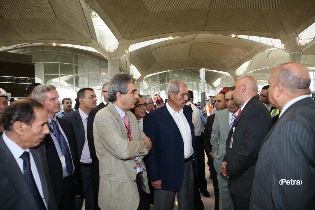 رئيس الوزراء يتفقد مشروع انشاء مبنى المسافرين بمطار الملكة علياء