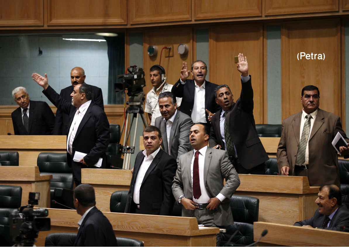 النواب يطالبون بطرح الثقة في الحكومة