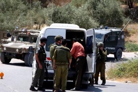 الاحتلال يعتقل 14 فلسطينيا في الضفة الغربية