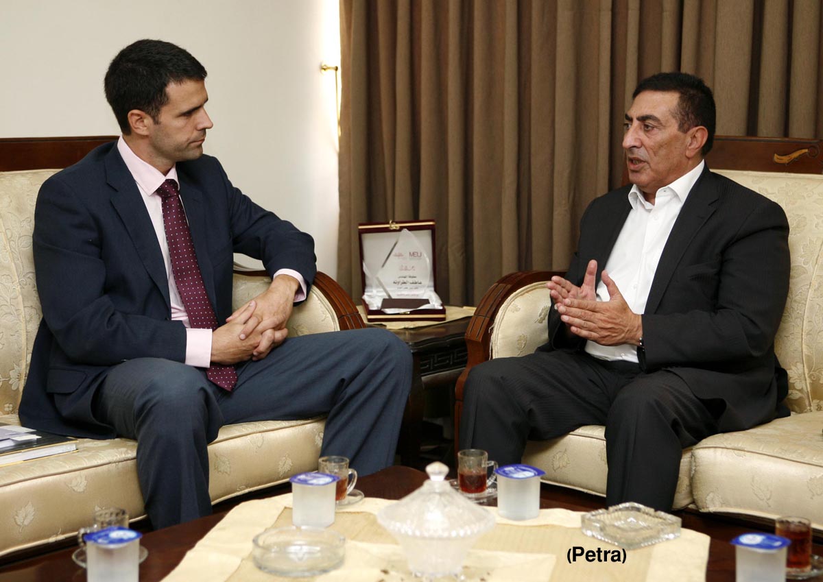 نائب رئيس مجلس النواب يبحث مع القنصل الاسباني العلاقات بين البلدين