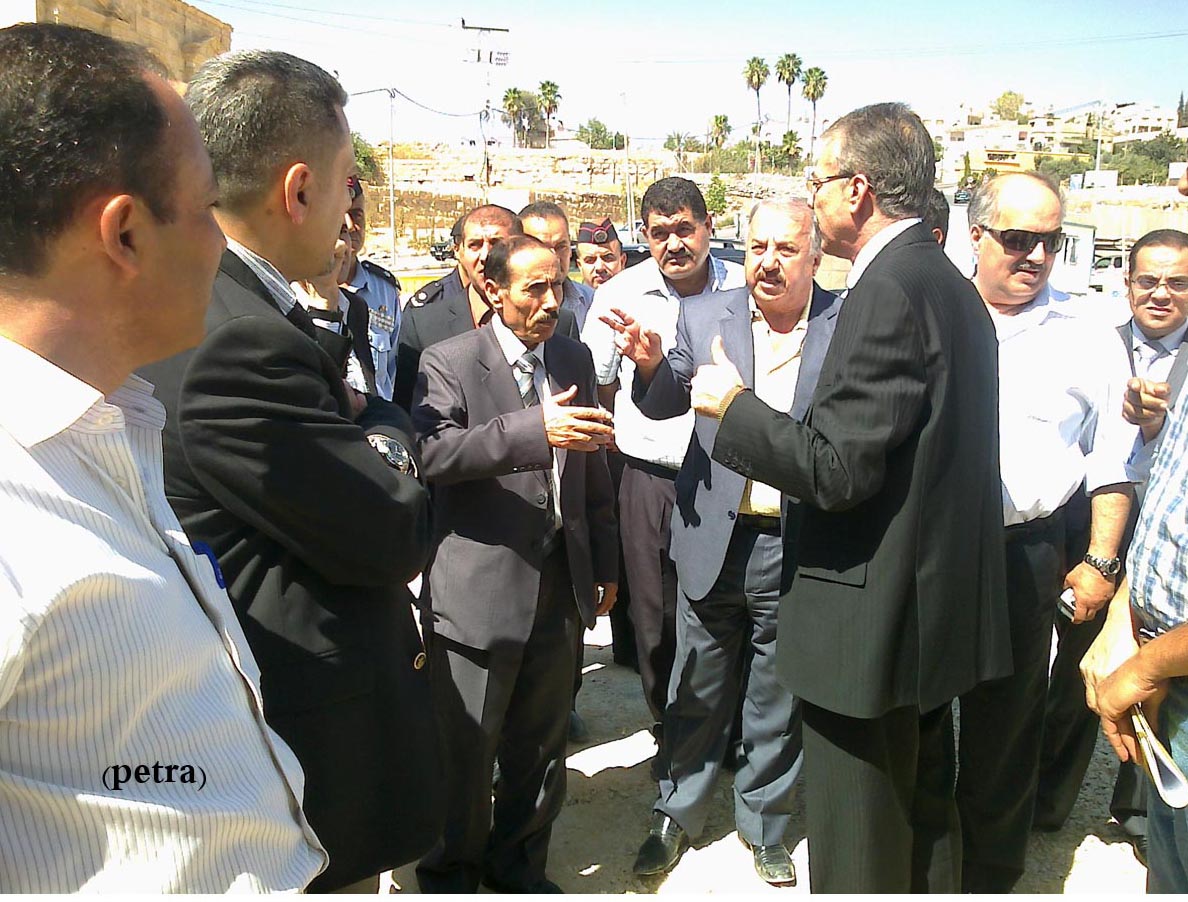 وزير النقل يتفقد مجمع انطلاق الحافلات في جرش