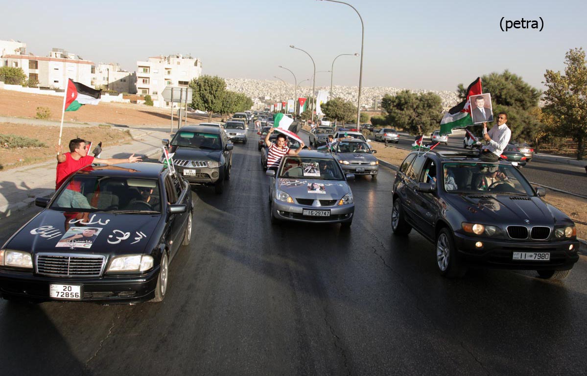 مسيرة بالسيارات تقديرا لقرار الملك تجميد رفع اسعار المحروقات