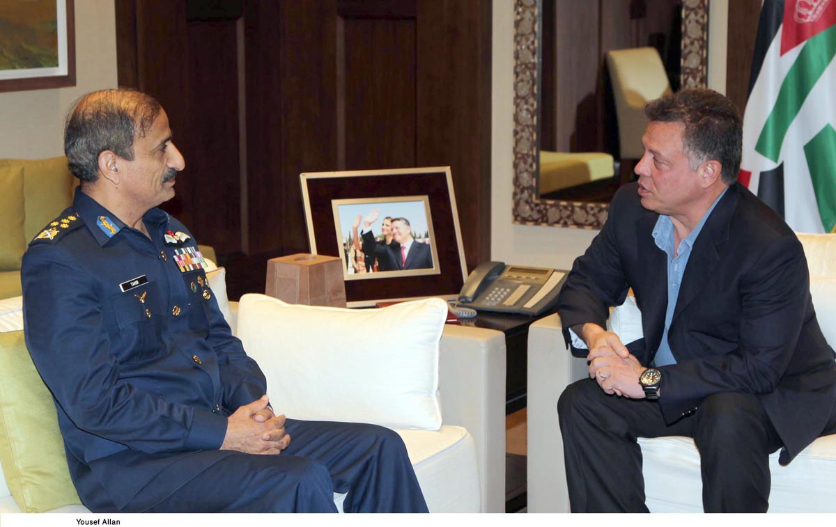 الملك يستقبل مسؤولا عسكريا باكستانيا