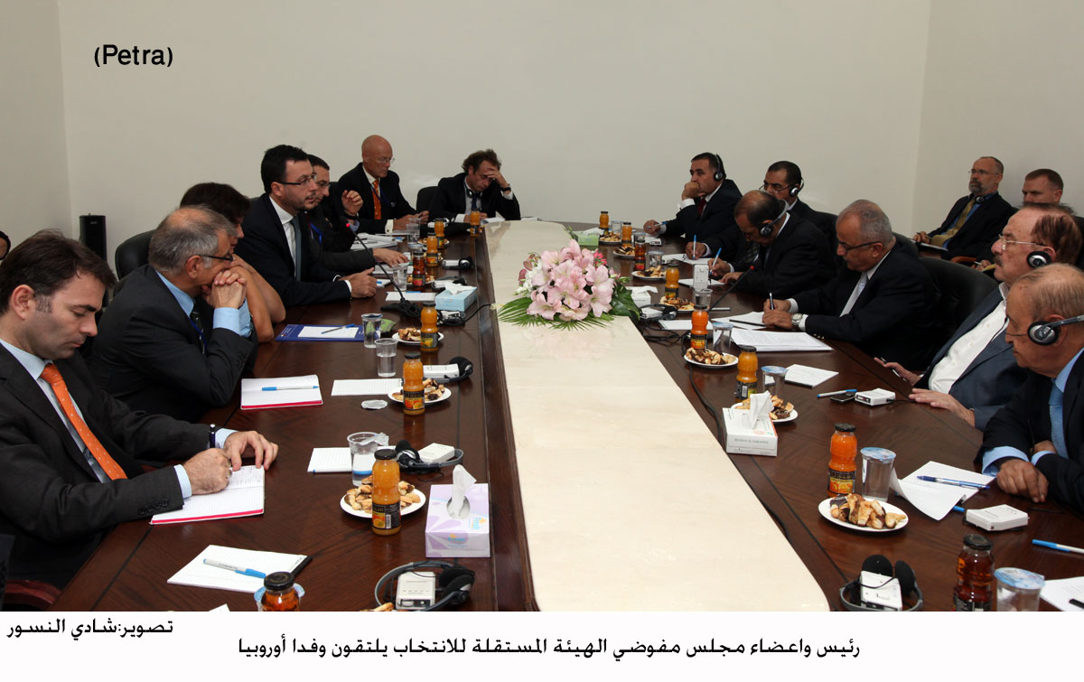 رئيس واعضاء مجلس مفوضي الهيئة المستقلة للانتخاب يلتقون وفدا أوروبيا