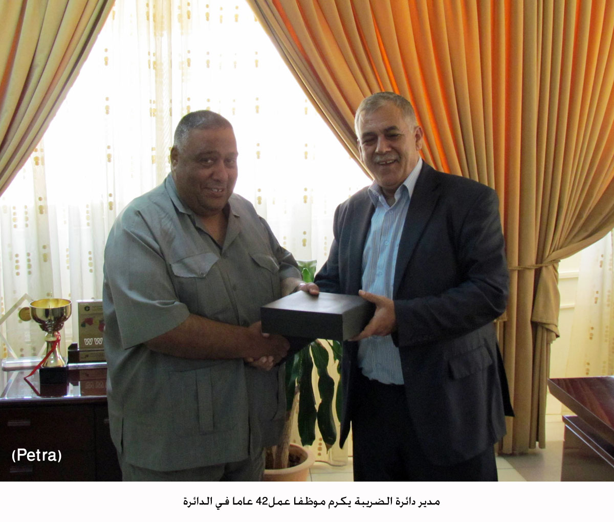 مدير دائرة الضريبة يكرم موظفا عمل42 عاما في الدائرة