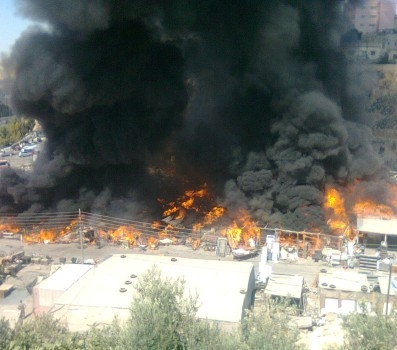 حريق كبير في سوق الحرامية في الزرقاء