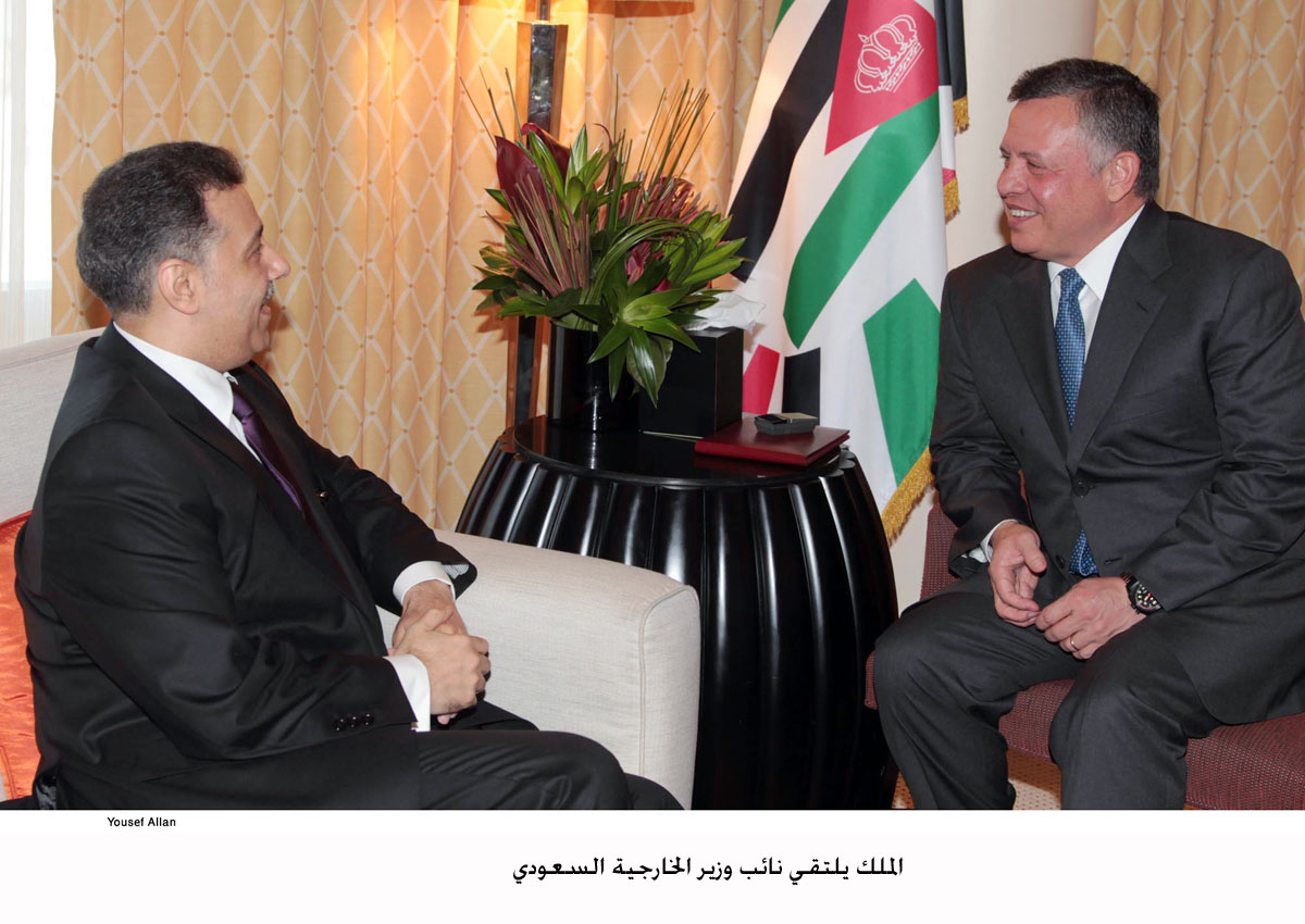 الملك يلتقي وزير خارجية الإمارات ونائب وزير الخارجية السعودي