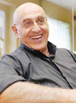 عرض مسرحية رحلة منسفية للفنان نبيل صوالحة في الزرقاء