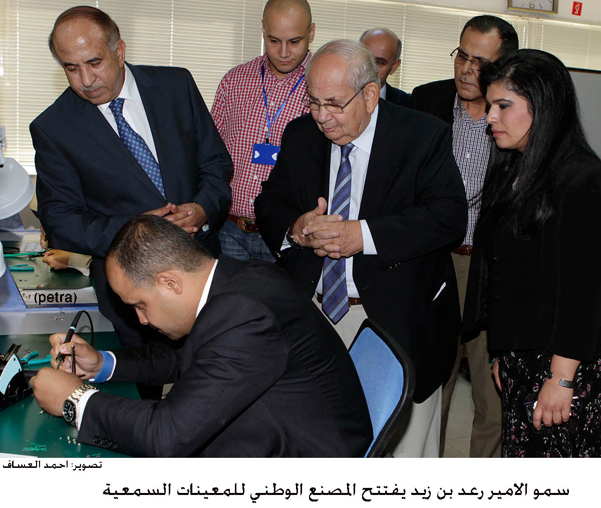 معاقون سمعيا يجدون ملاذهم في مصنع للمعينات السمعية