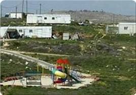 مستوطنون ينصبون بيوتا متنقلة في أراضي بلدة الخضر في بيت لحم