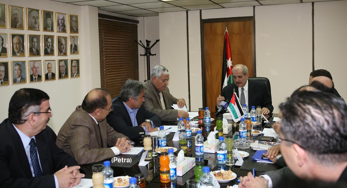 رئيس الوزراء يتراس اجتماعا في وزارة المالية لمناقشة الالية المقترحة لتوجيه الدعم لمستحقيه