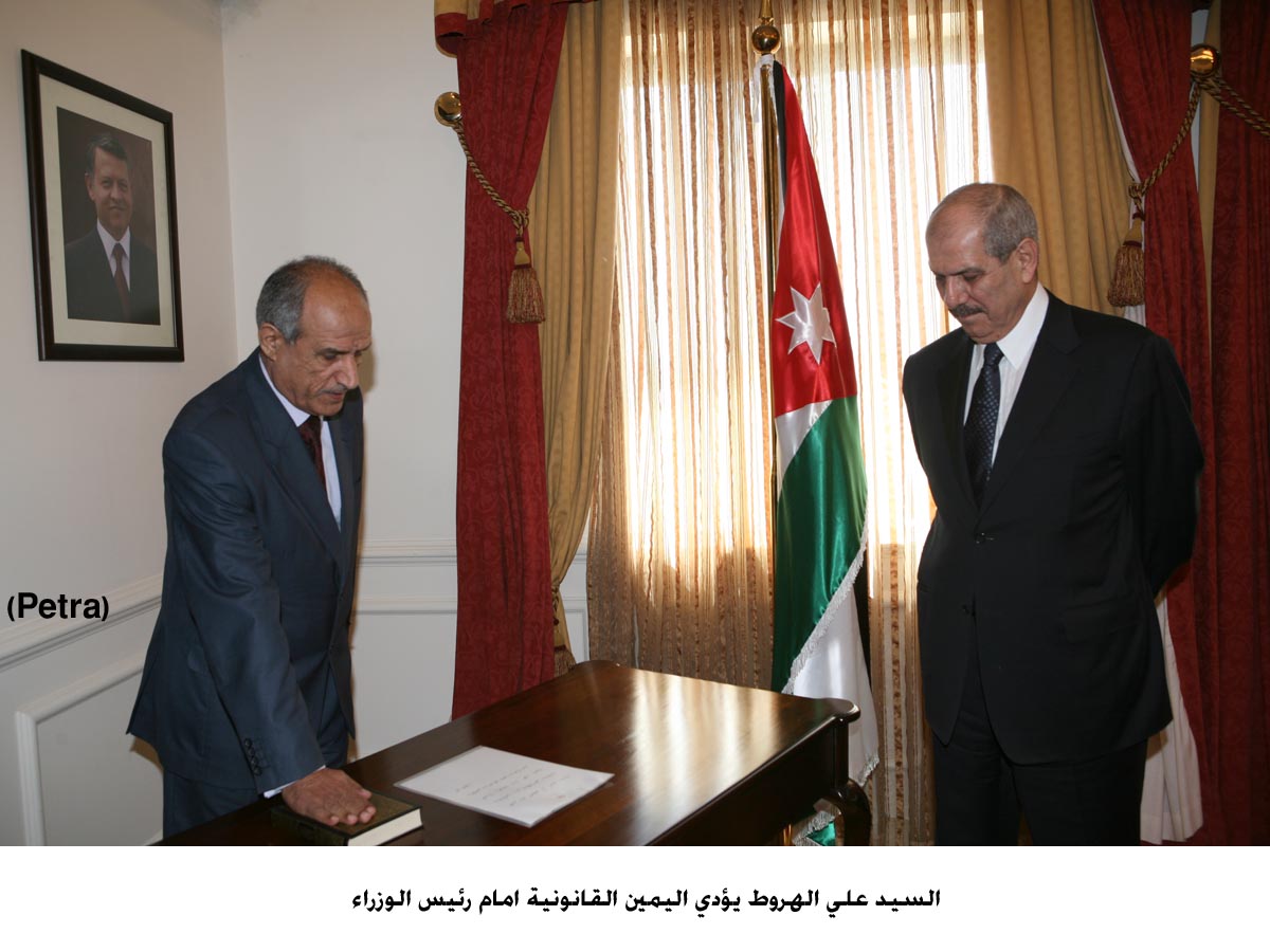 مسؤولون يؤدون اليمين القانونية امام رئيس الوزراء