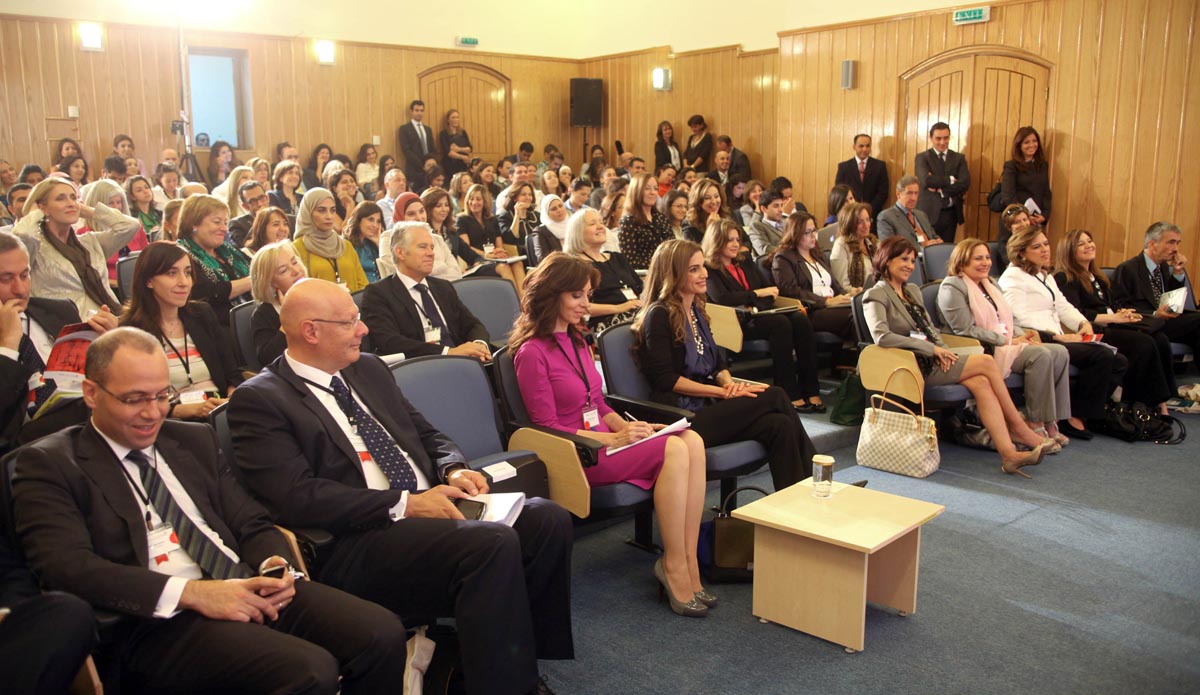 الملكة رانيا تحضر إحدى جلسات "منتدى المفكرون العالميون2012"