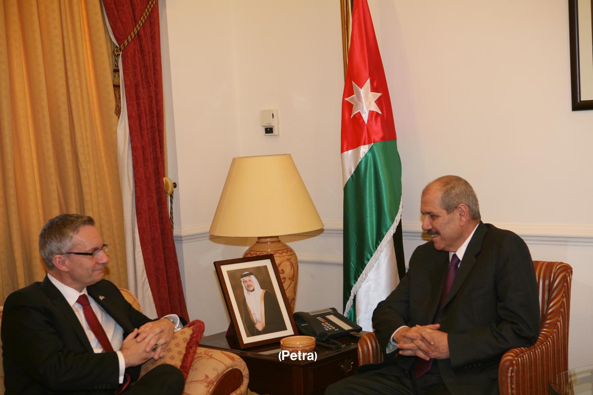 PM discusses trade ties with Canadian minister