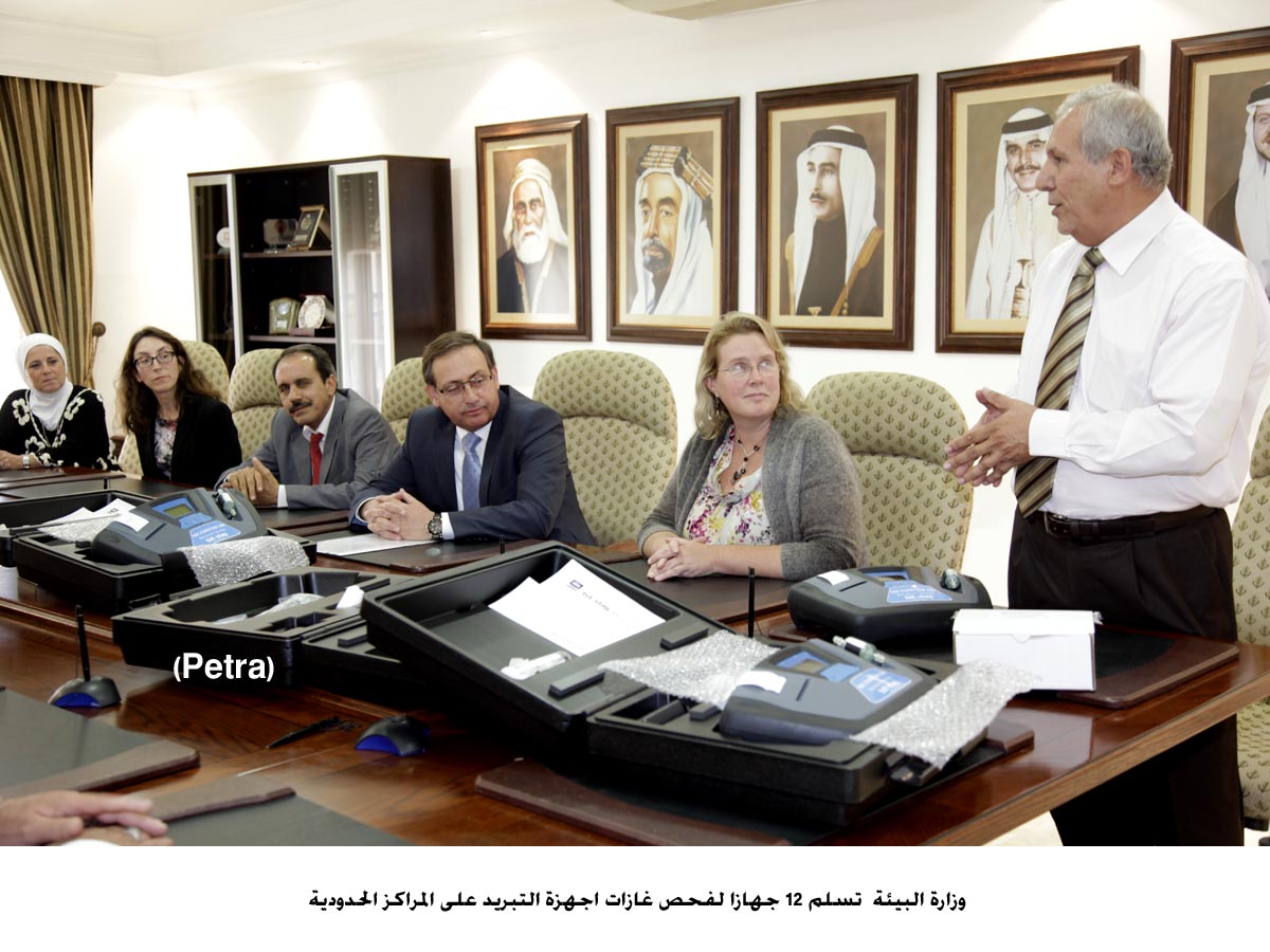 البيئة تسلم 12 جهازا لفحص غازات اجهزة التبريد على المراكز الحدودية